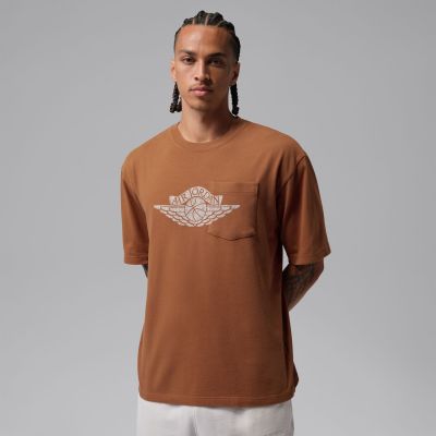 Jordan Flight Essentials Men's Pocket T-Shirt Lt British Tan - Večbarvna - Majica s kratkimi rokavi Jordan Flight Essentials Men's Pocket T-Shirt Lt British Tan - Večbarvna - Majica s kratkimi rokavi
