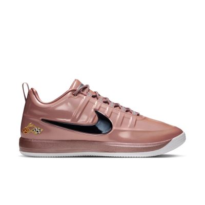 Nike Book 2 x Chevy Basketball Shoes Mtlc Red Bronze - Rdeča - Superge Nike Book 2 x Chevy Basketball Shoes Mtlc Red Bronze - Rdeča - Superge